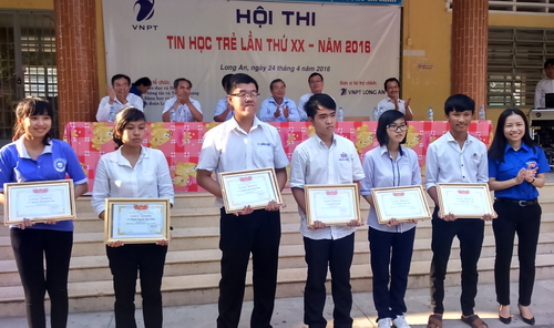 Đồng chí Trần Ngọc Uyển  - Phó Bí thư Tỉnh đoàn Long An trao thưởng cho các thí sinh đạt giải